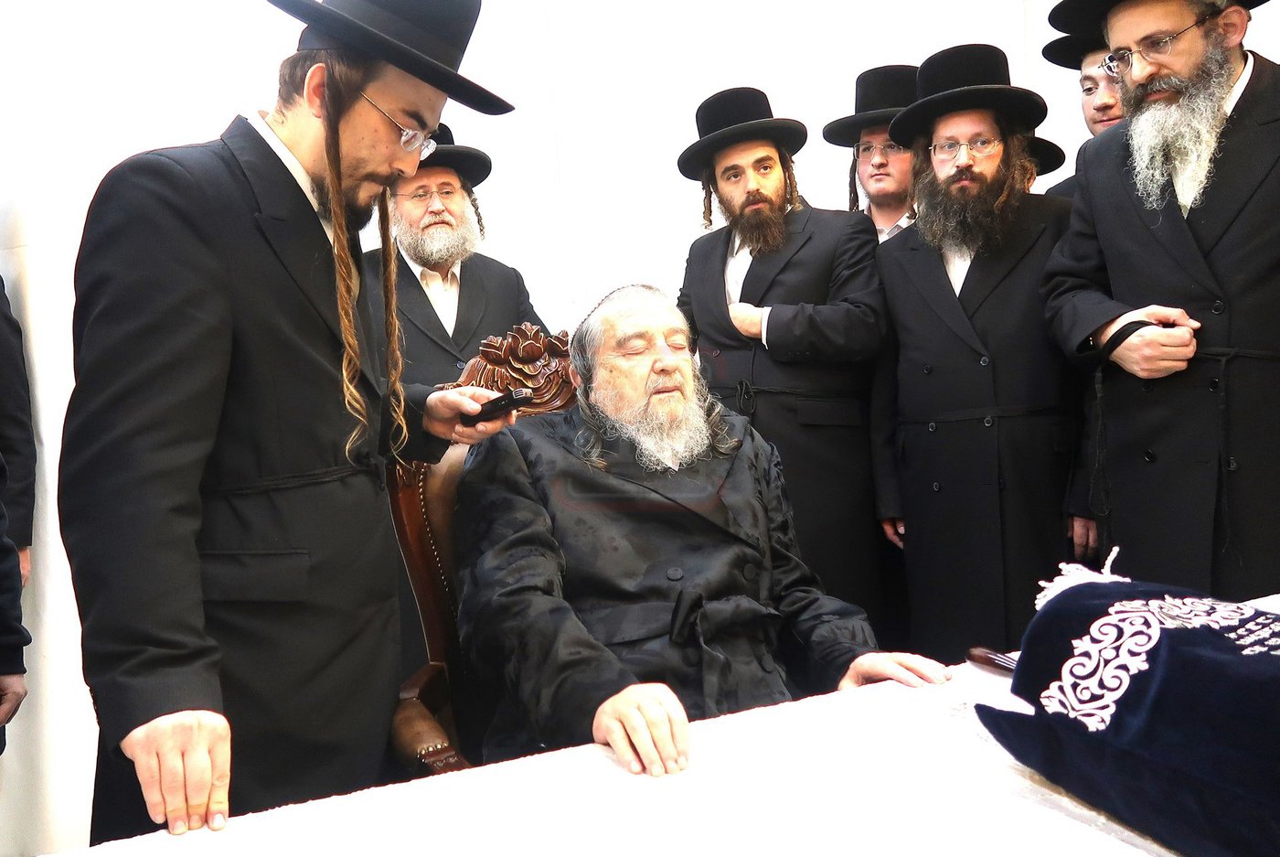 תלמידי ישיבת 'שער המלך' אצל הגרי"מ שכטר