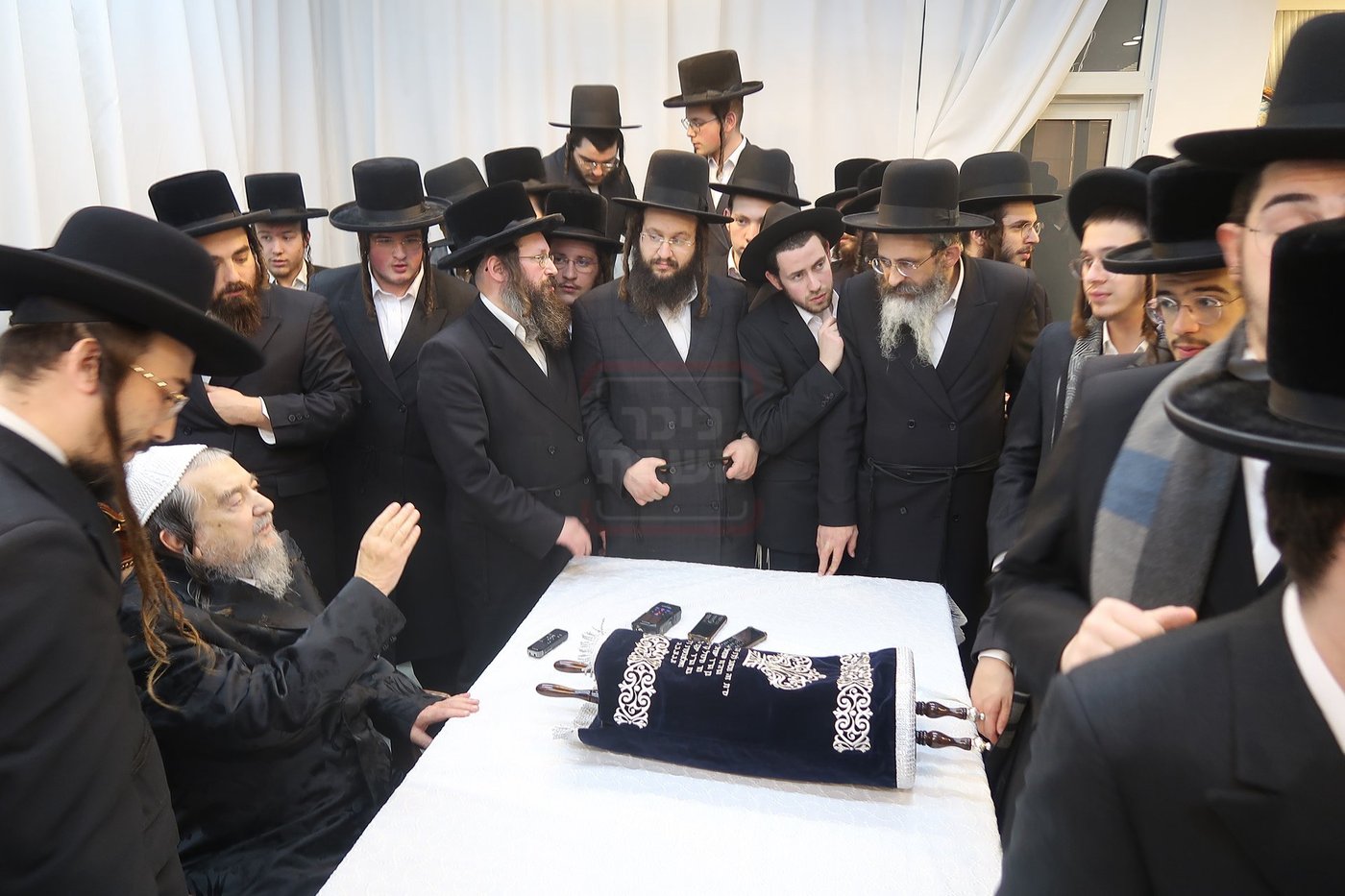 תלמידי ישיבת 'שער המלך' אצל הגרי"מ שכטר