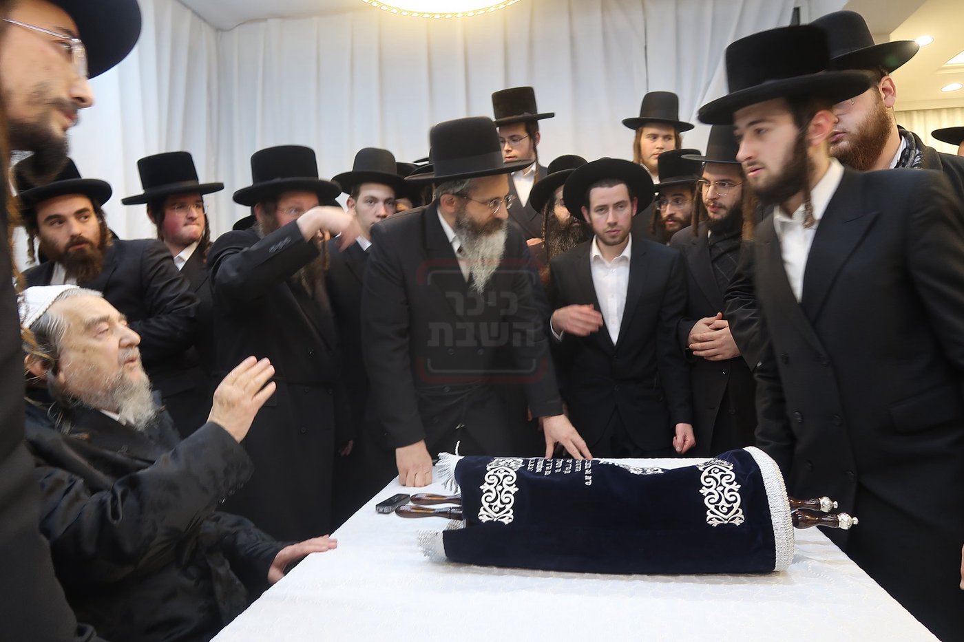 תלמידי ישיבת 'שער המלך' אצל הגרי"מ שכטר