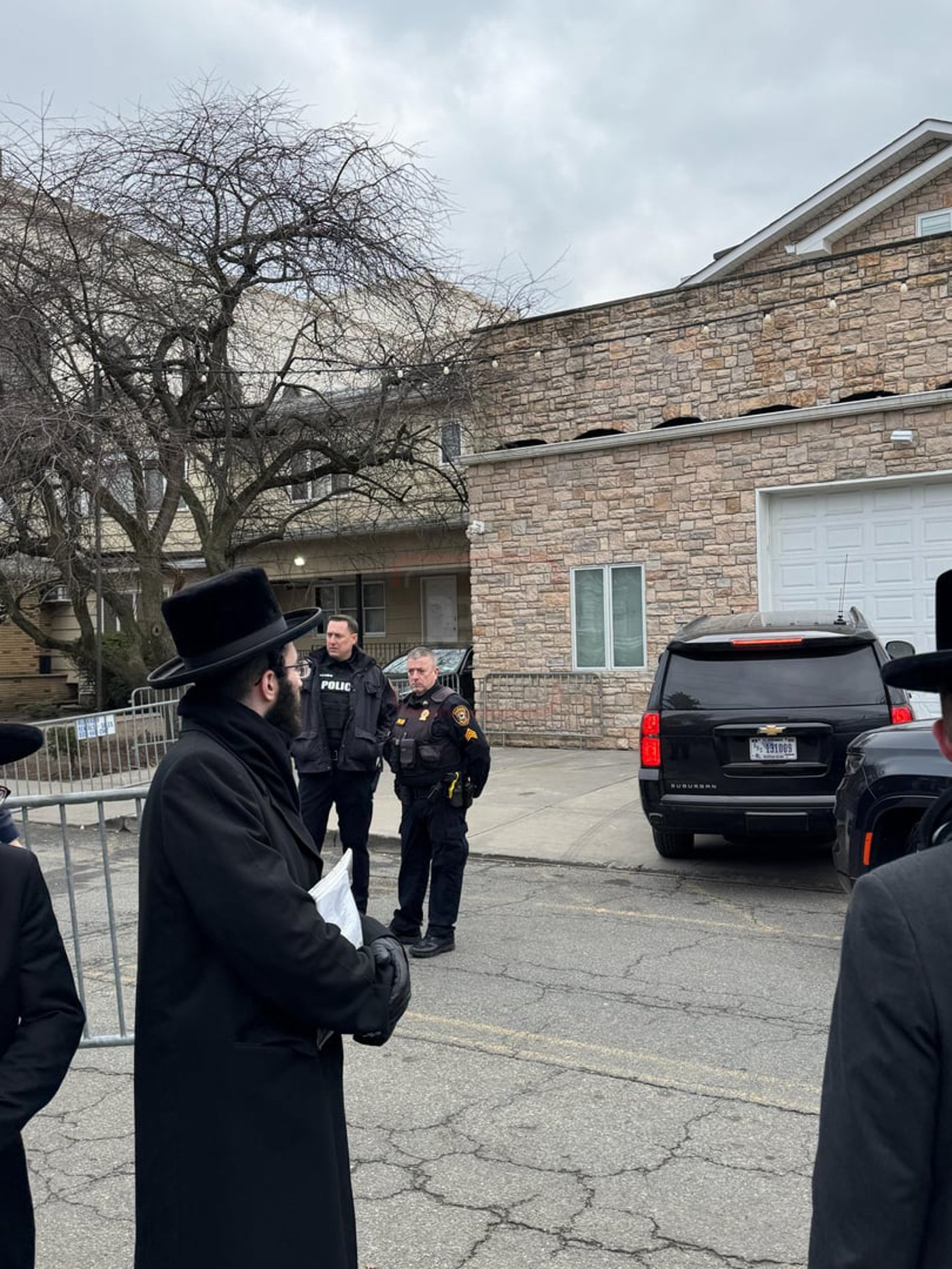 מייק ג'ונסון בביקור אצל האדמו"ר מסקווירא 