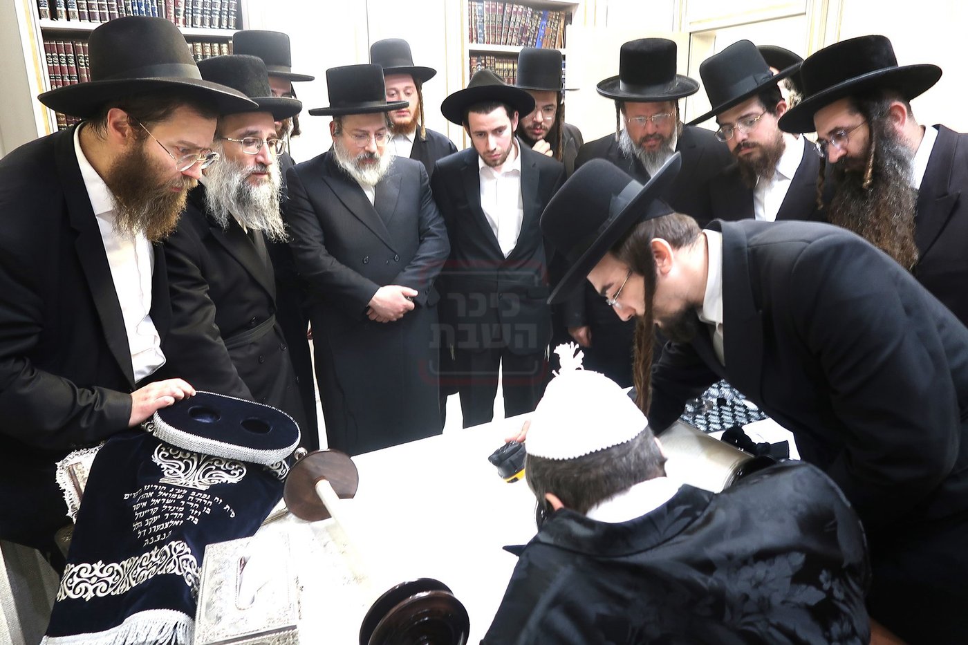 תלמידי ישיבת 'שער המלך' אצל הגרי"מ שכטר