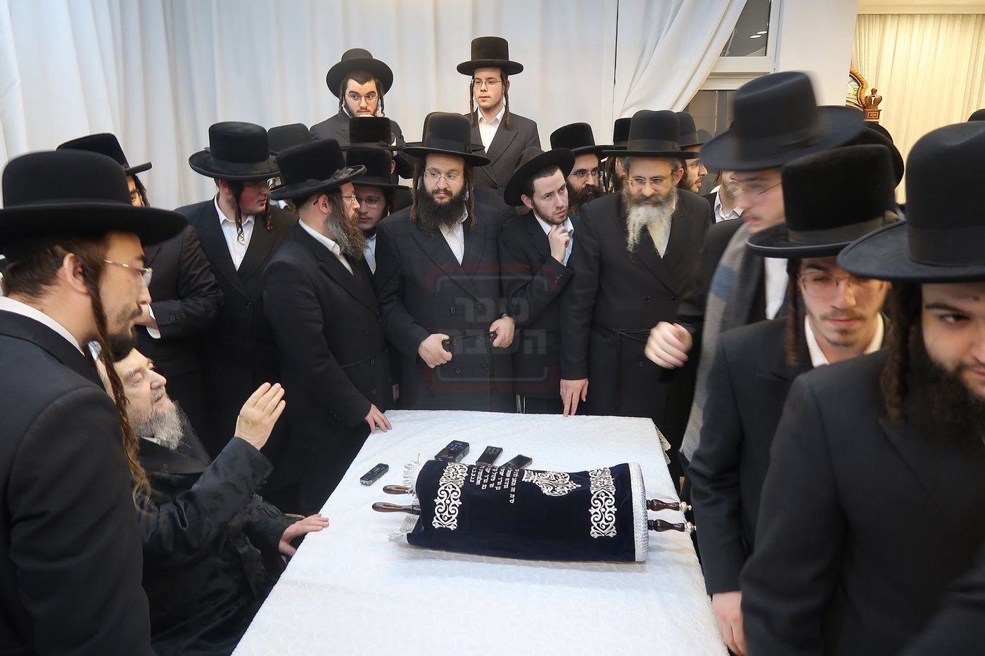 תלמידי ישיבת 'שער המלך' אצל הגרי"מ שכטר