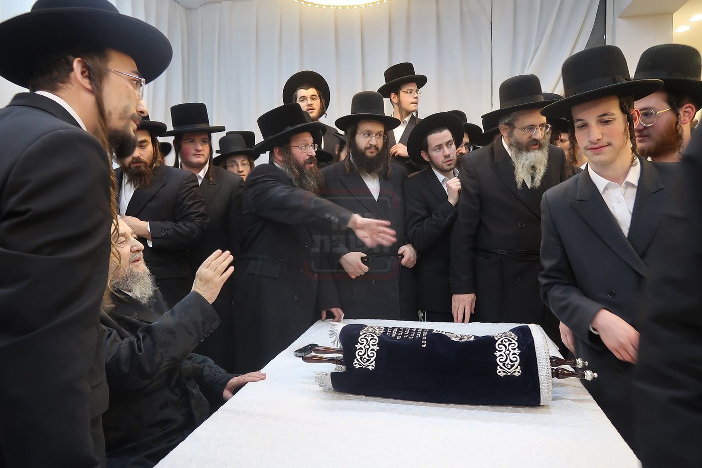 תלמידי ישיבת 'שער המלך' אצל הגרי"מ שכטר