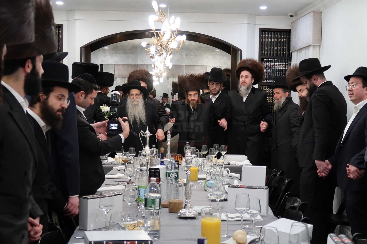 מוצאי שב"ק בצל האדמו"ר מסאדיגורה בלייקווד