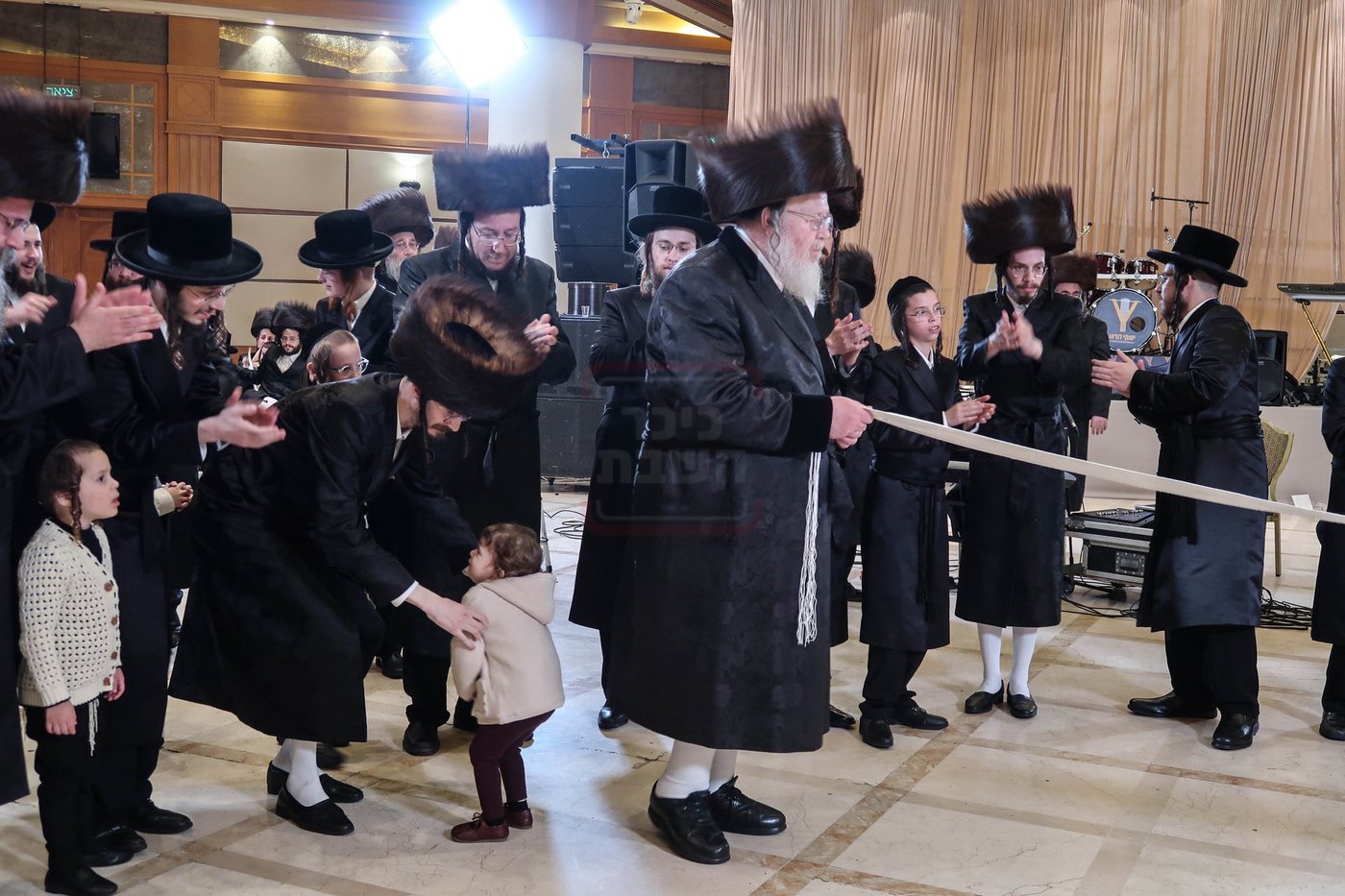 האדמו"ר ביאלה פשיסחא בריקוד מצווה טאנץ