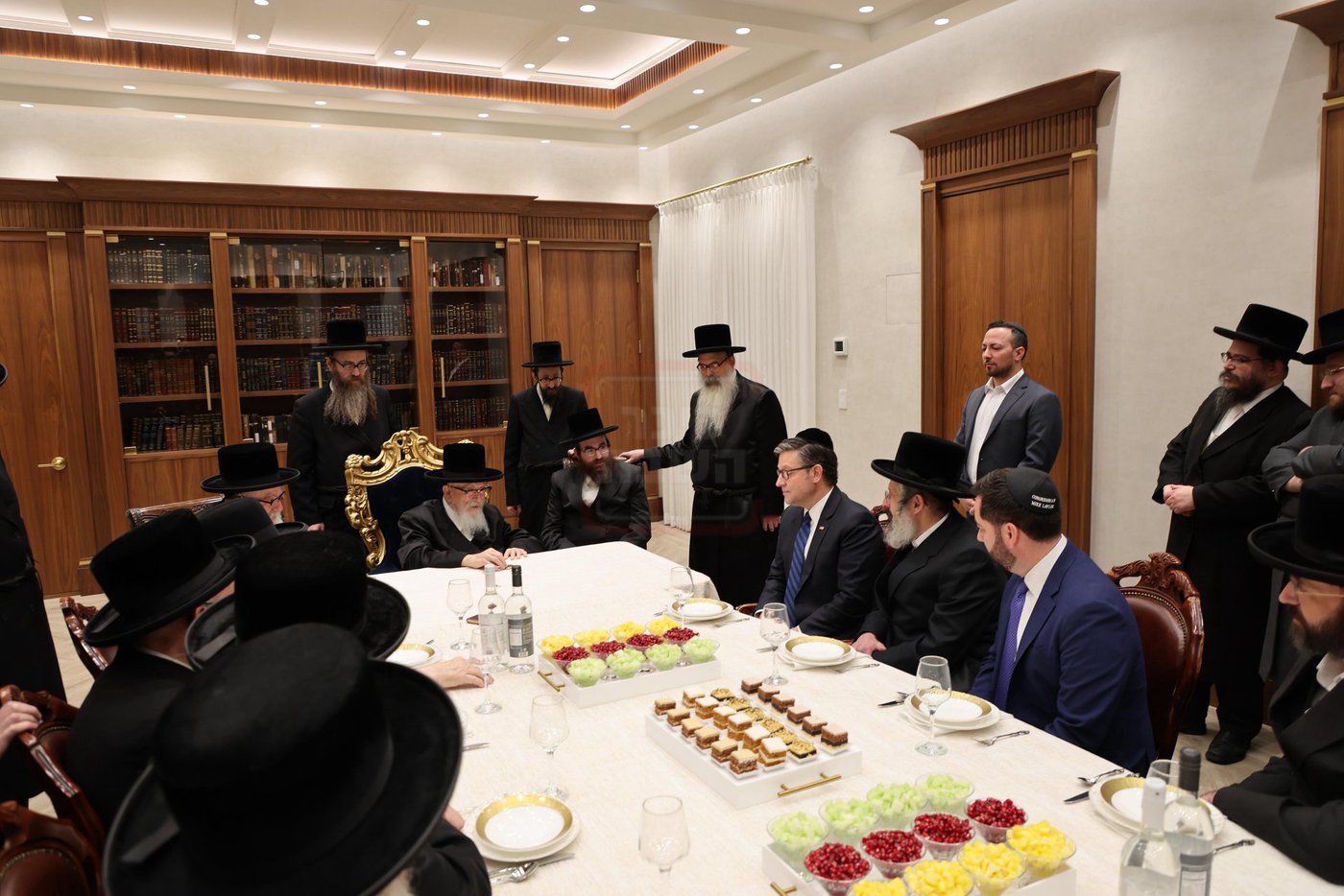 מייק ג'ונסון בביקור אצל האדמו"ר מסקווירא 