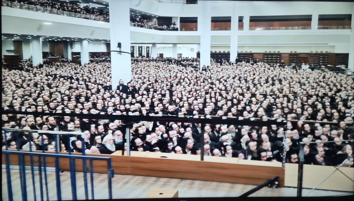 הדלקת נרות חנוכה בחצה"ק גור