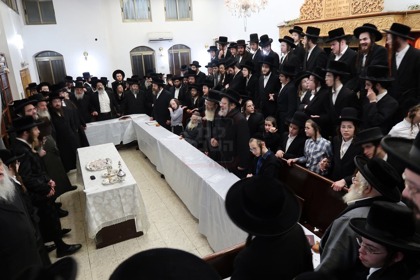 נר א' דחנוכה אצל האדמו"ר מקרעטשניף סיגעט