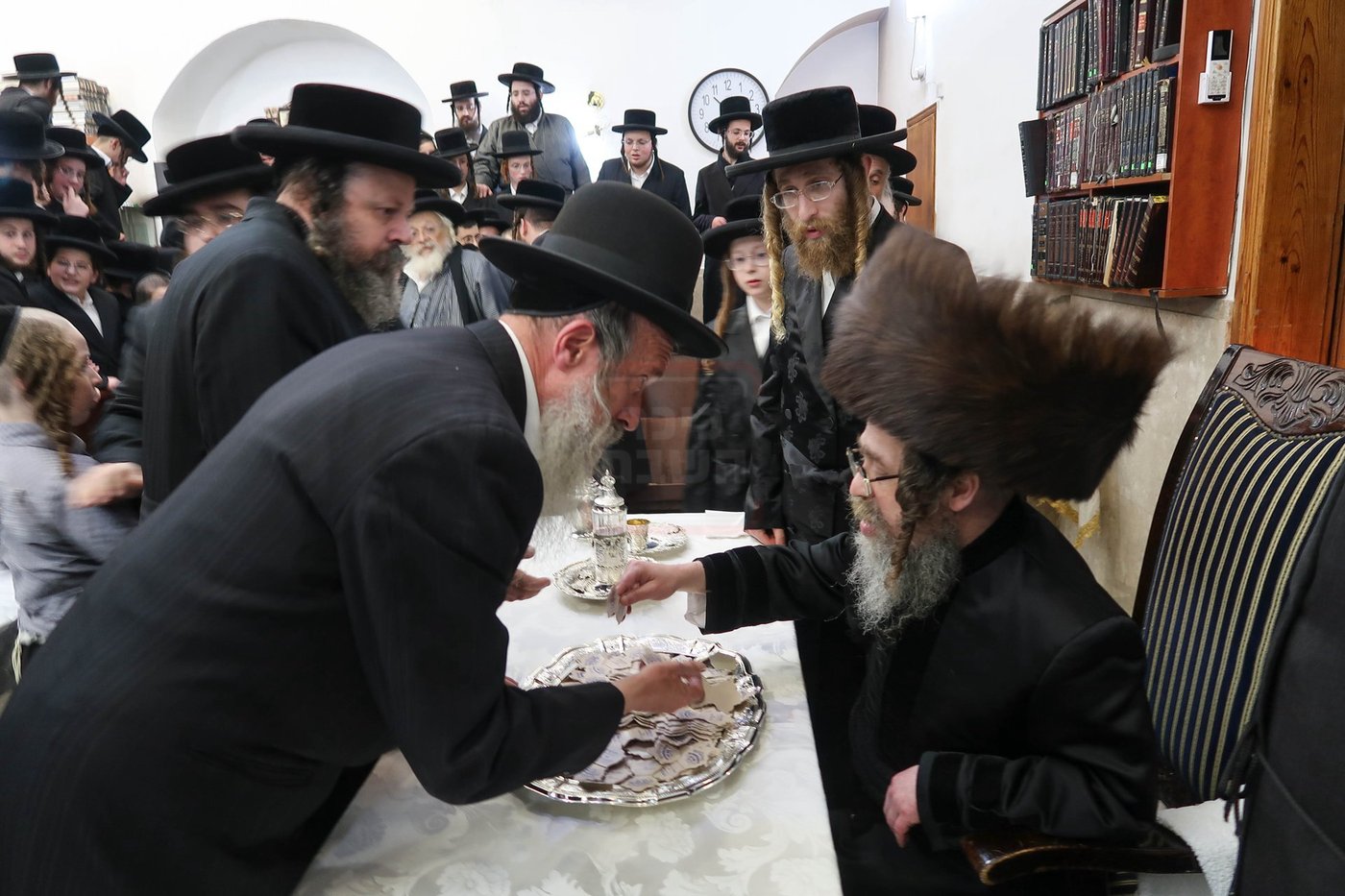 נר א' דחנוכה אצל האדמו"ר מקרעטשניף סיגעט