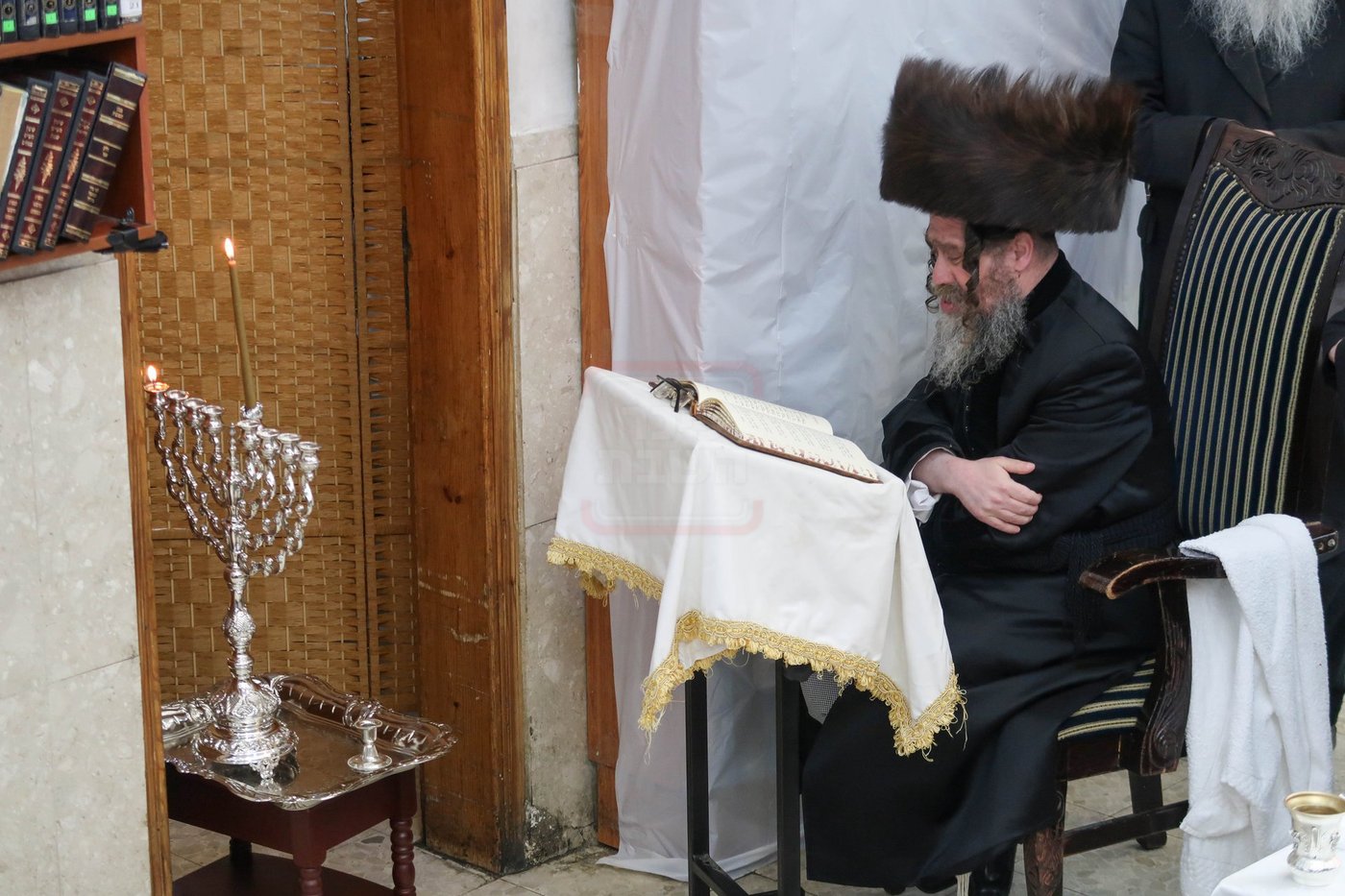 נר א' דחנוכה אצל האדמו"ר מקרעטשניף סיגעט