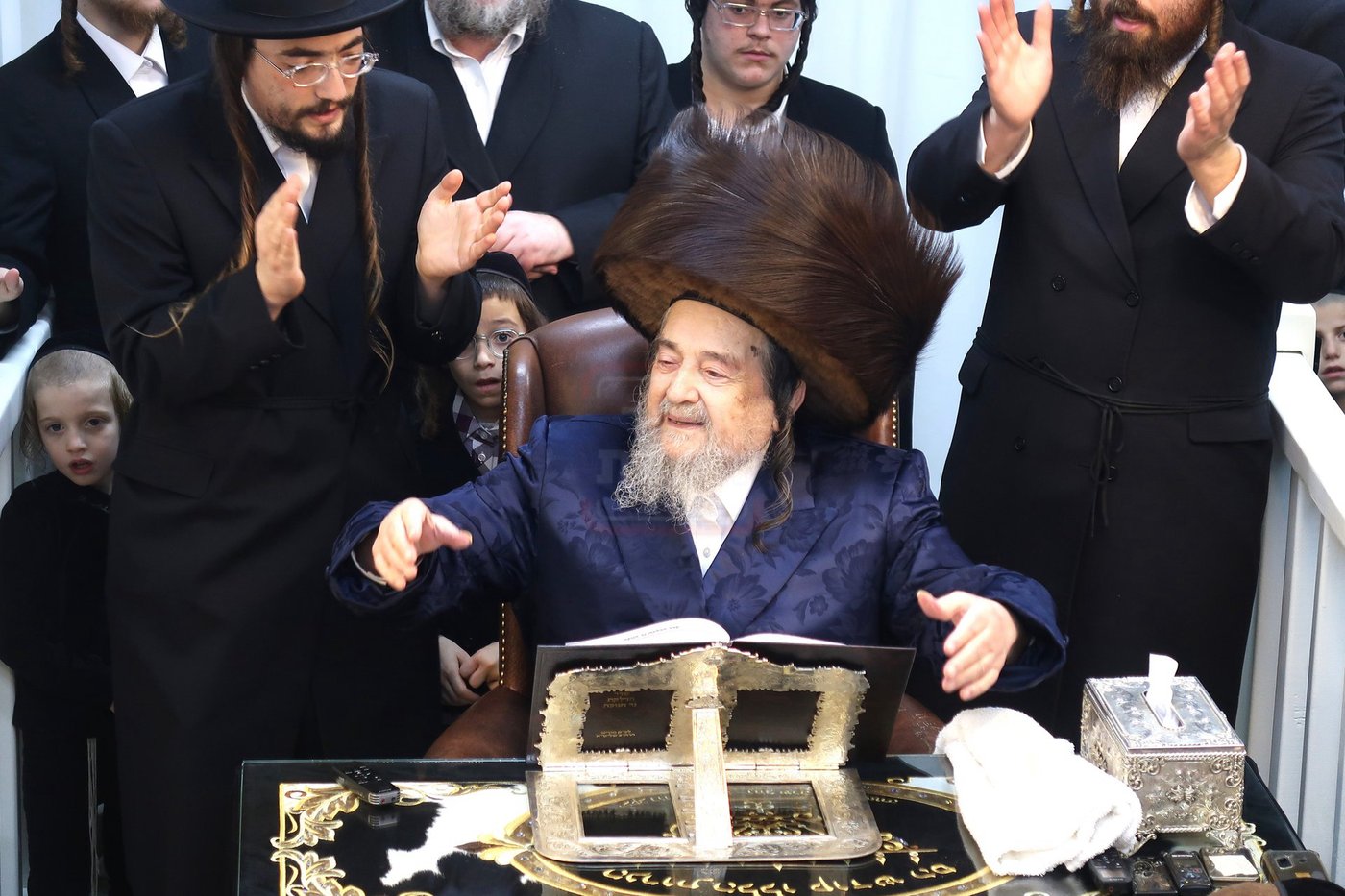 הגה"צ רבי יעקב מאיר שכטר בהדלקת נרות חנוכה