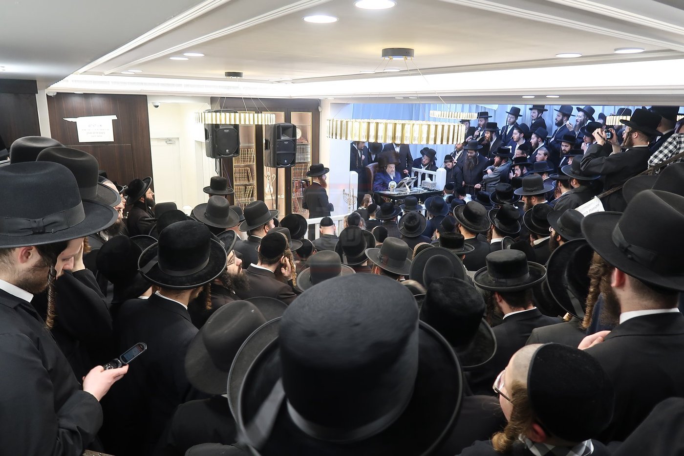 הגה"צ רבי יעקב מאיר שכטר בהדלקת נרות חנוכה