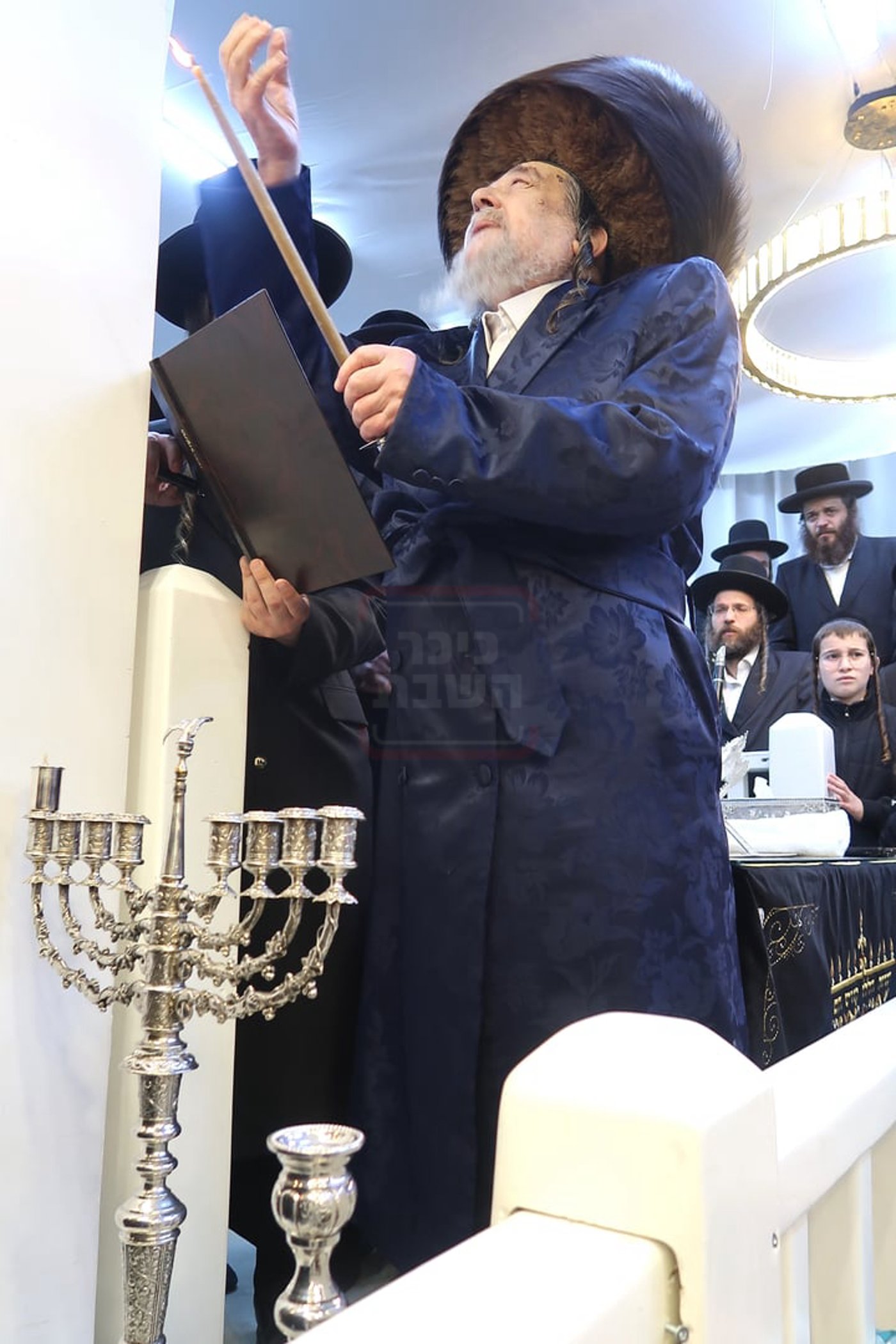 הגה"צ רבי יעקב מאיר שכטר בהדלקת נרות חנוכה
