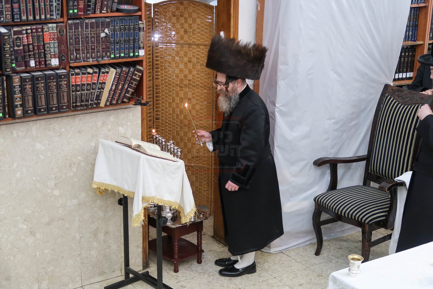 נר א' דחנוכה אצל האדמו"ר מקרעטשניף סיגעט