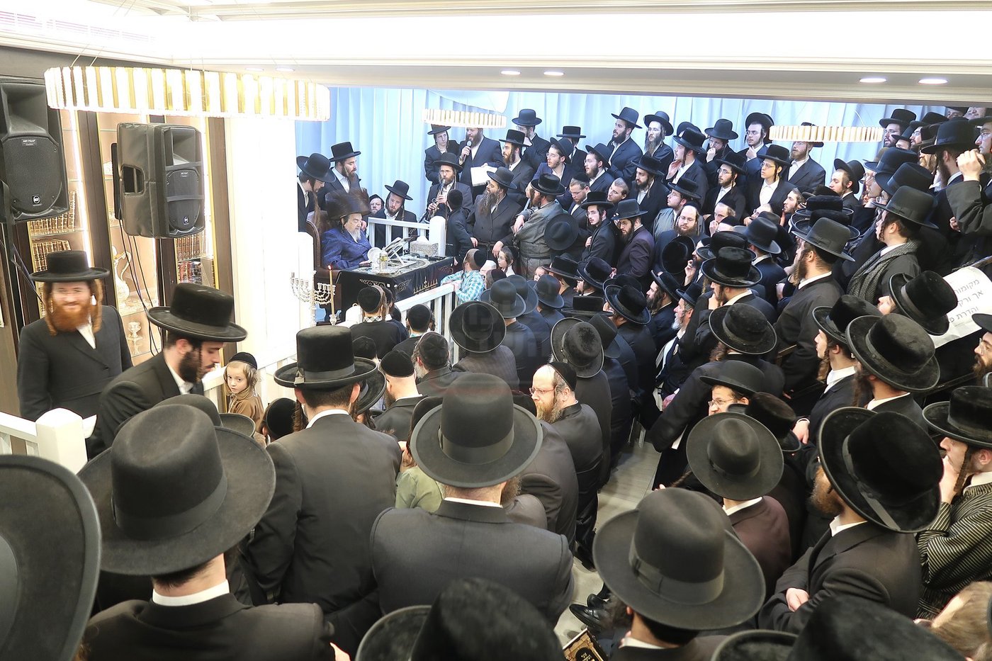 הגה"צ רבי יעקב מאיר שכטר בהדלקת נרות חנוכה