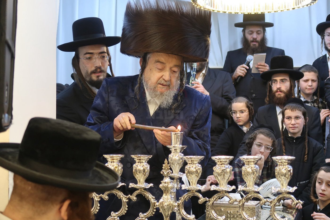 הגה"צ רבי יעקב מאיר שכטר בהדלקת נרות חנוכה