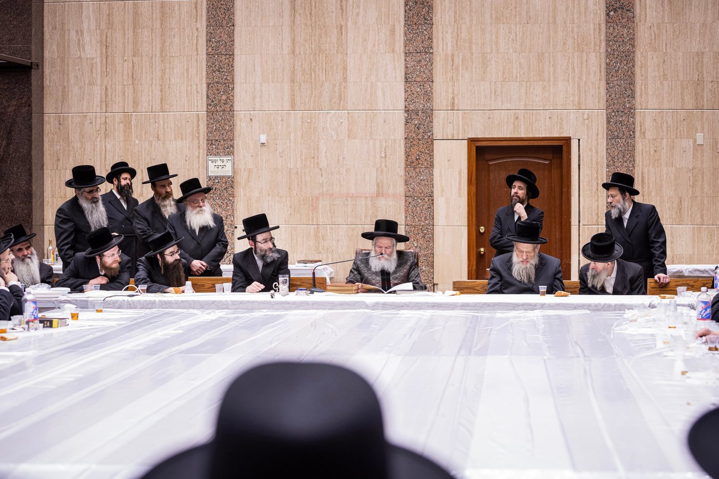 האדמו"ר מבאבוב בהדלקת נרות חנוכה