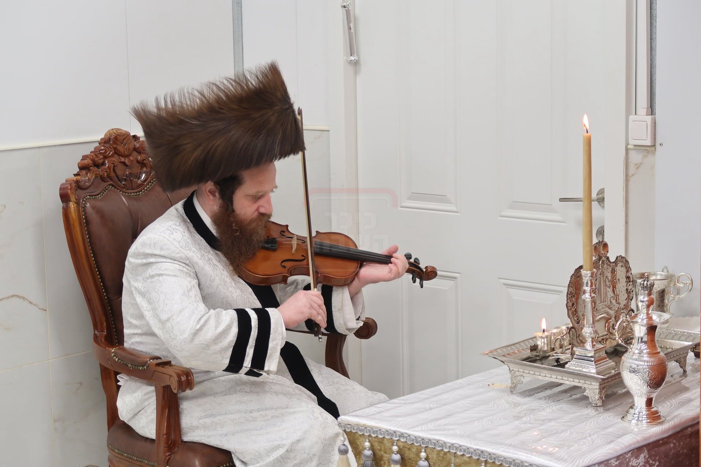 האדמו"ר ממיאלען בהדלקת נרות חנוכה