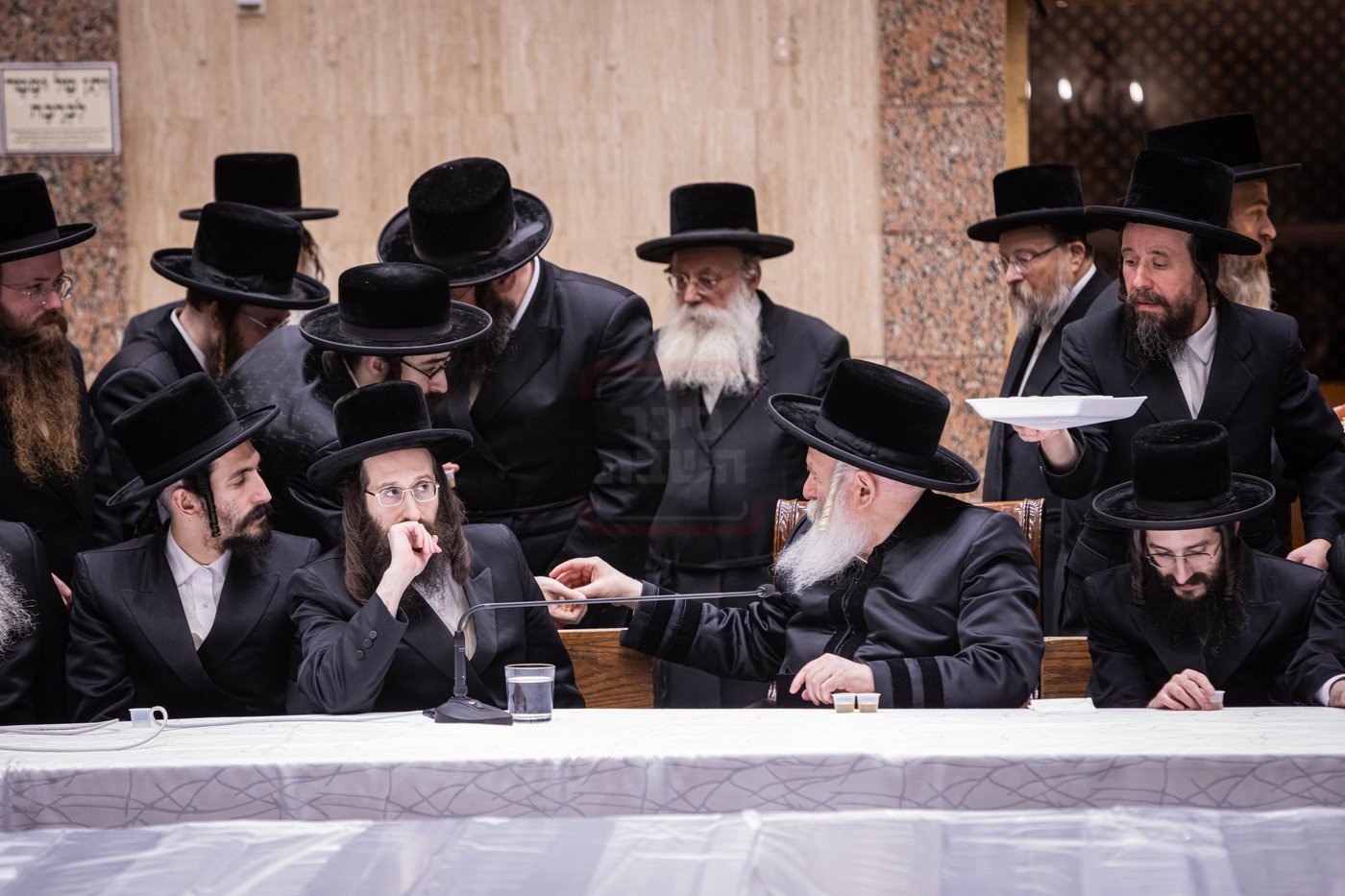 האדמו"ר מבאבוב בהדלקת נרות חנוכה