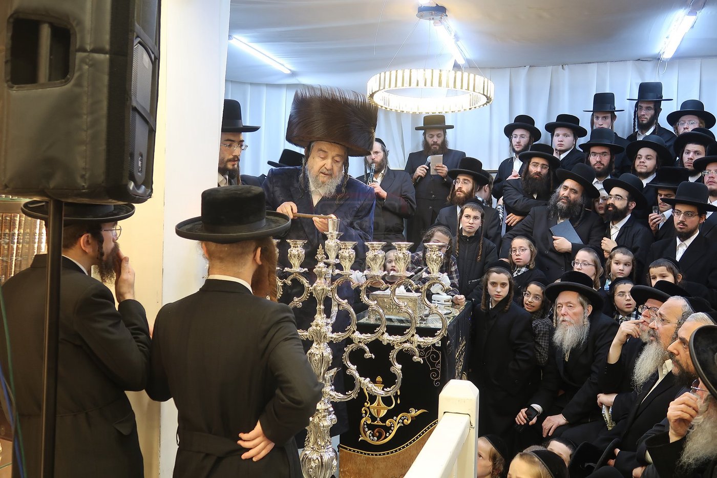 הגה"צ רבי יעקב מאיר שכטר בהדלקת נרות חנוכה