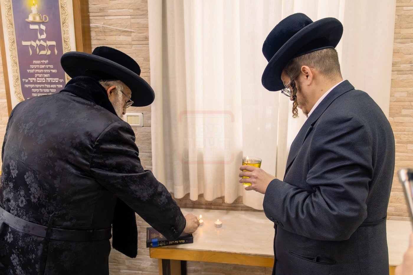 האדמו"ר מפינסק קרלין בתפילה בציון רבי מאיר בעל הנס