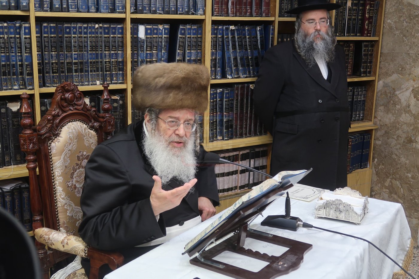 האדמו"ר מקומרנא בהדלקת נרות חנוכה