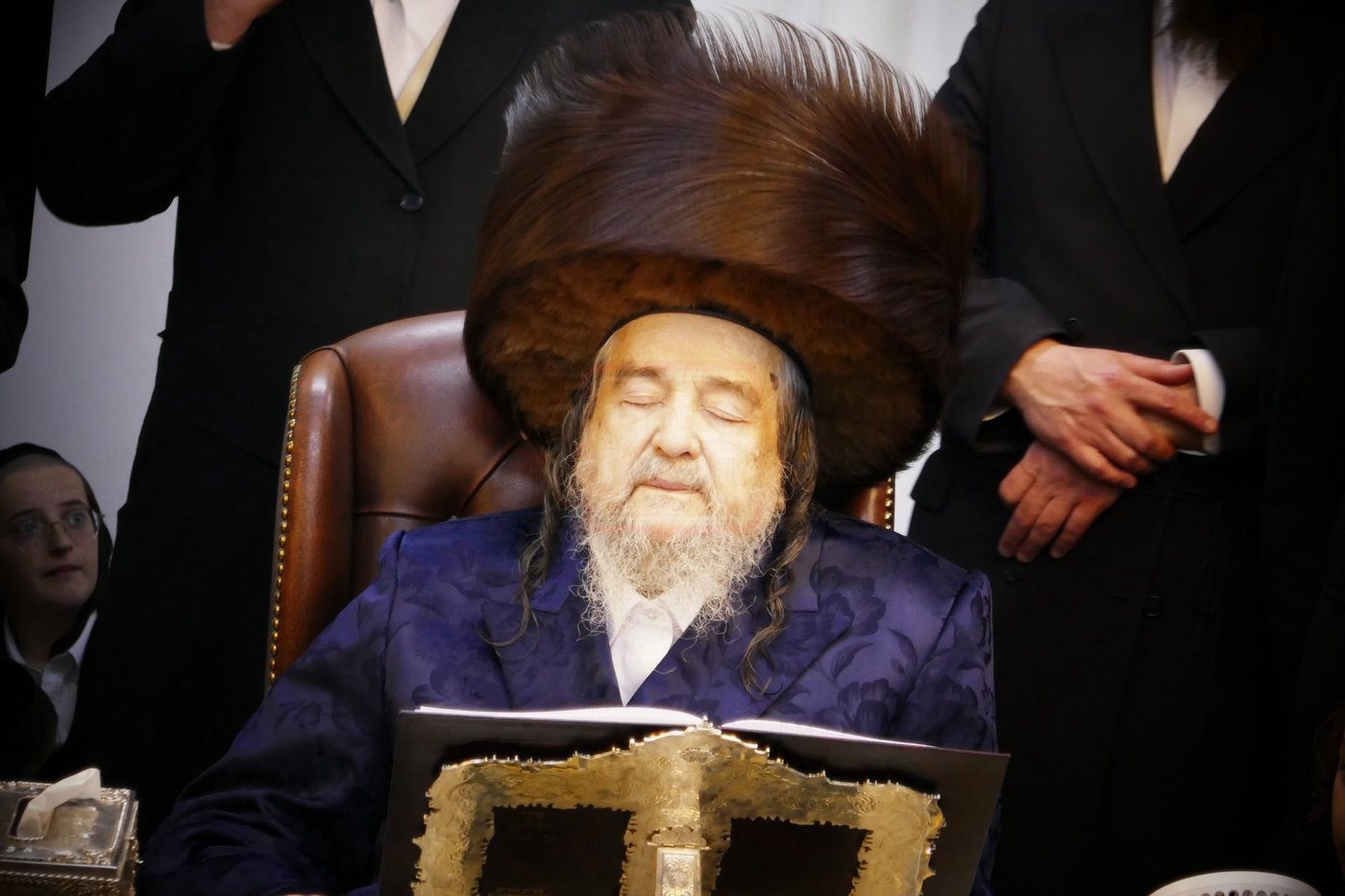 הגה"צ רבי יעקב מאיר שכטר בהדלקת נרות חנוכה