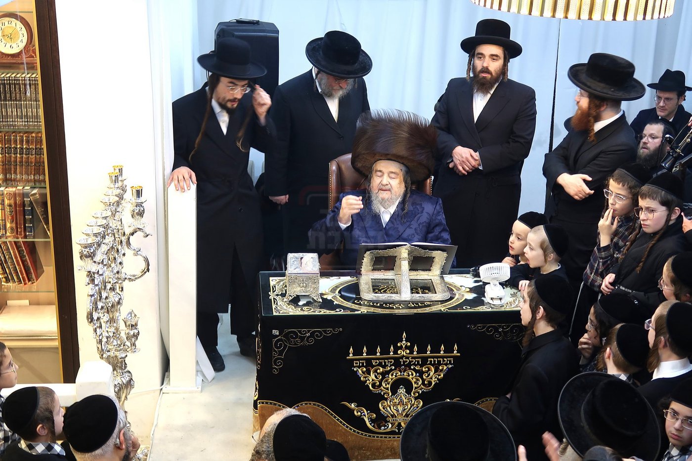 הגה"צ רבי יעקב מאיר שכטר בהדלקת נרות חנוכה