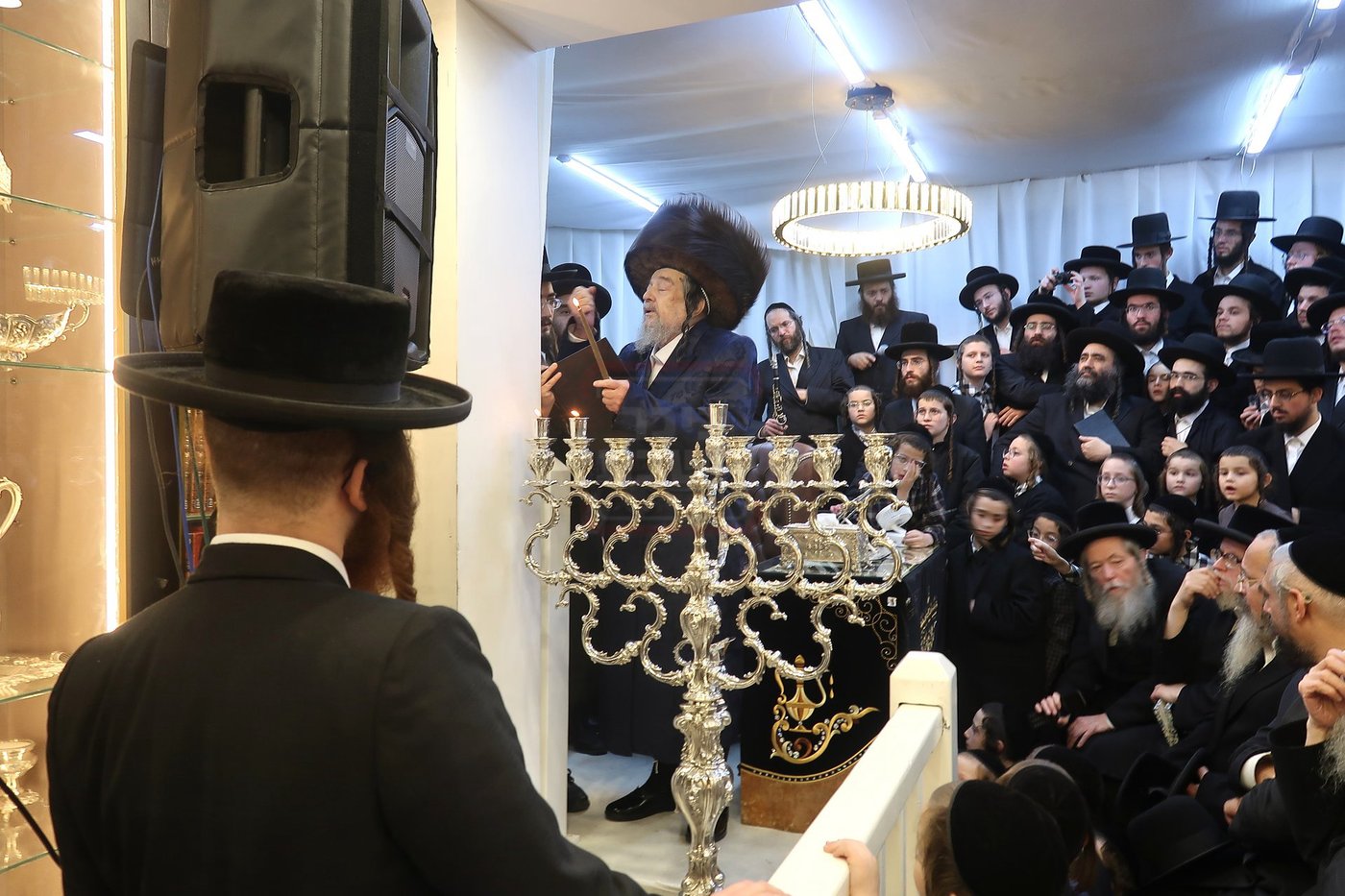 הגה"צ רבי יעקב מאיר שכטר בהדלקת נרות חנוכה