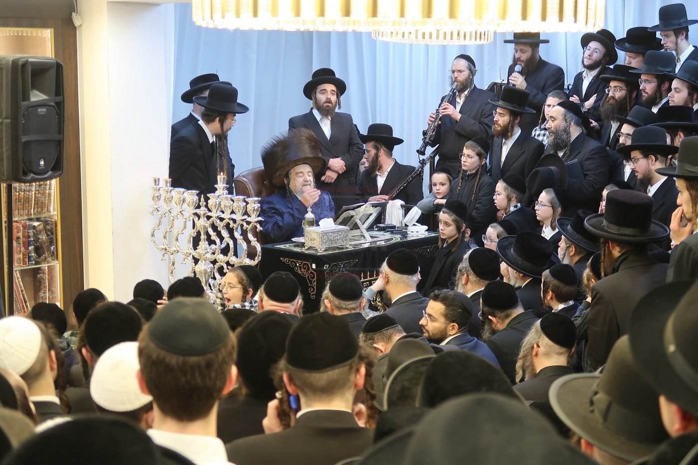 הגה"צ רבי יעקב מאיר שכטר בהדלקת נרות חנוכה