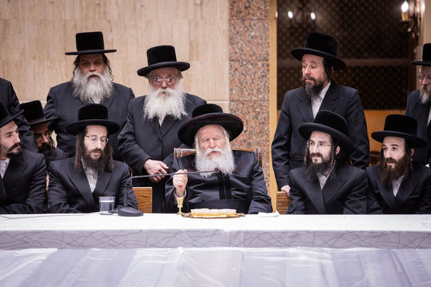 האדמו"ר מבאבוב בהדלקת נרות חנוכה