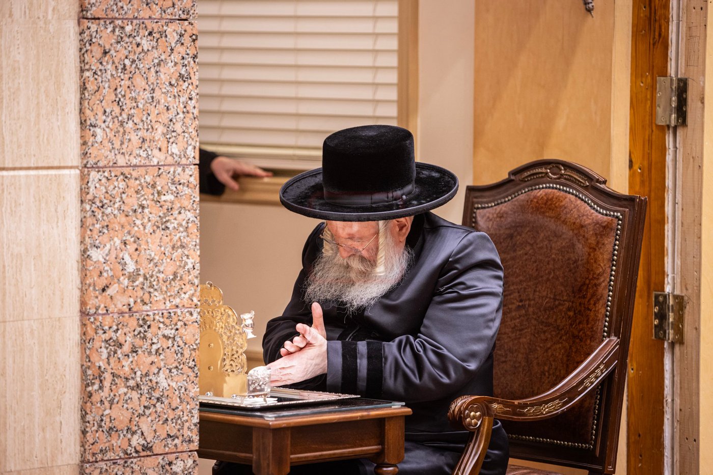 האדמו"ר מבאבוב בהדלקת נרות חנוכה