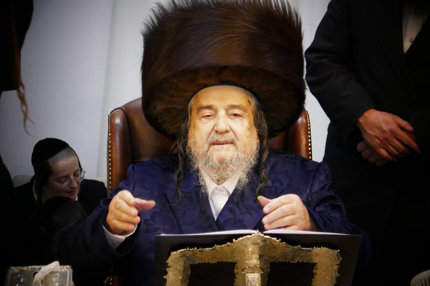 הגה"צ רבי יעקב מאיר שכטר בהדלקת נרות חנוכה