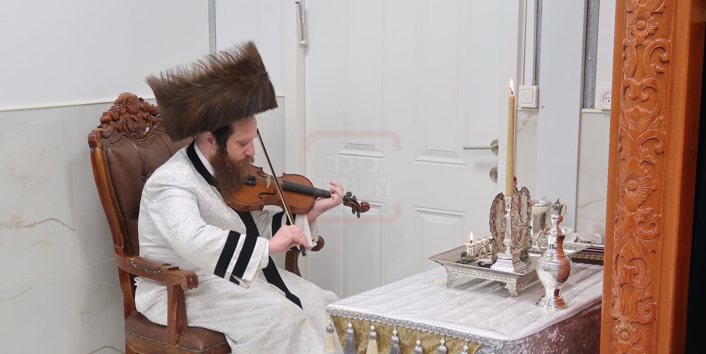 האדמו"ר ממיאלען בהדלקת נרות חנוכה