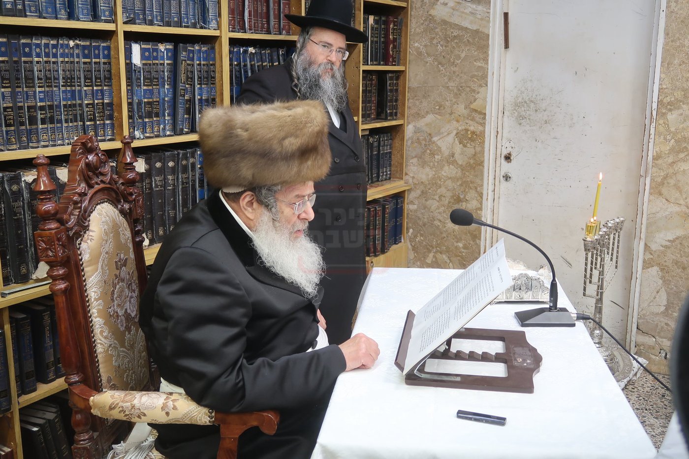 האדמו"ר מקומרנא בהדלקת נרות חנוכה