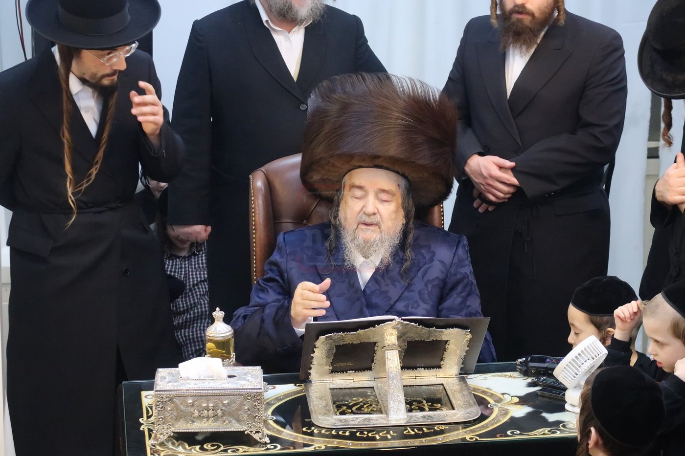 הגה"צ רבי יעקב מאיר שכטר בהדלקת נרות חנוכה