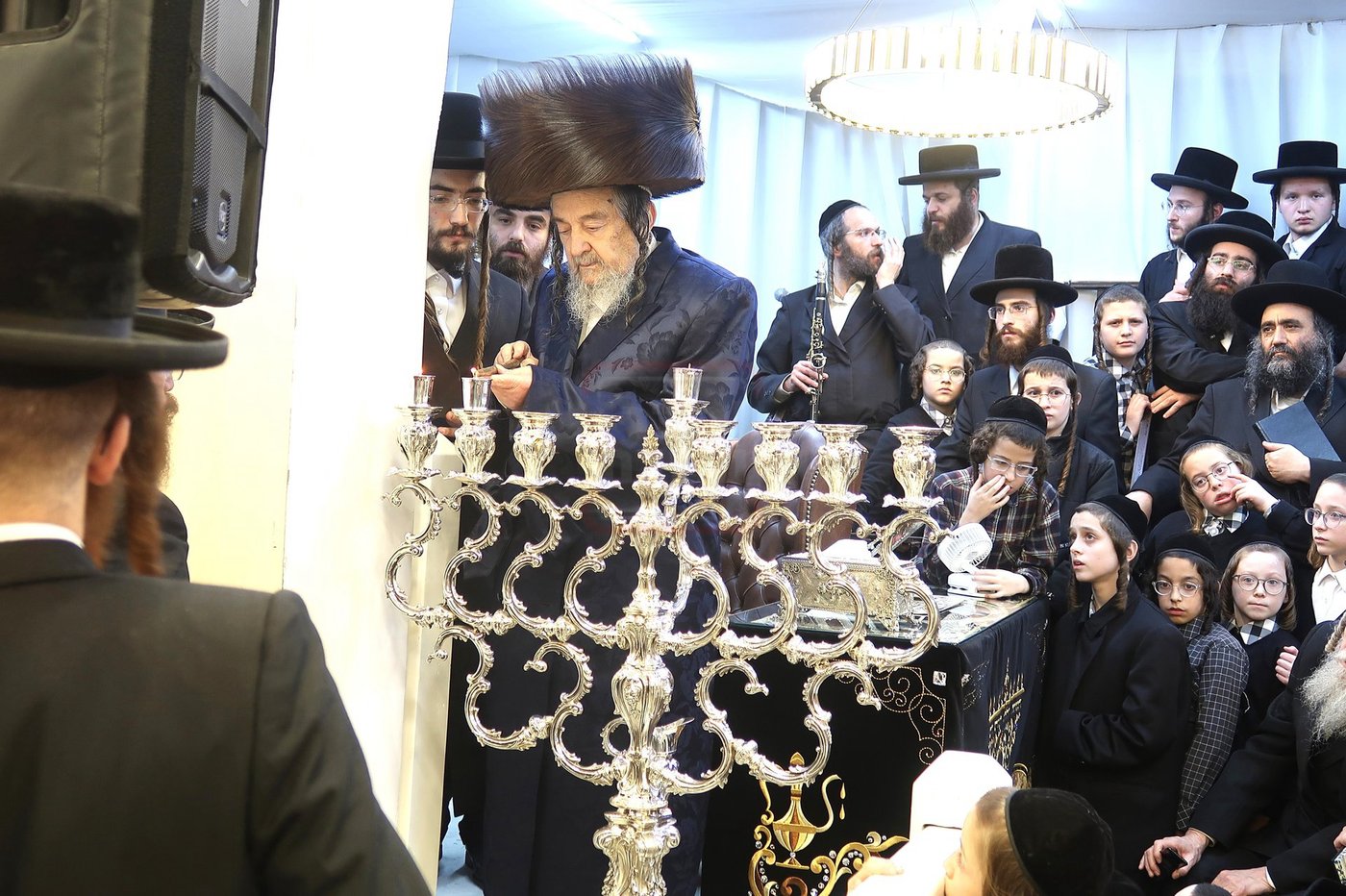 הגה"צ רבי יעקב מאיר שכטר בהדלקת נרות חנוכה
