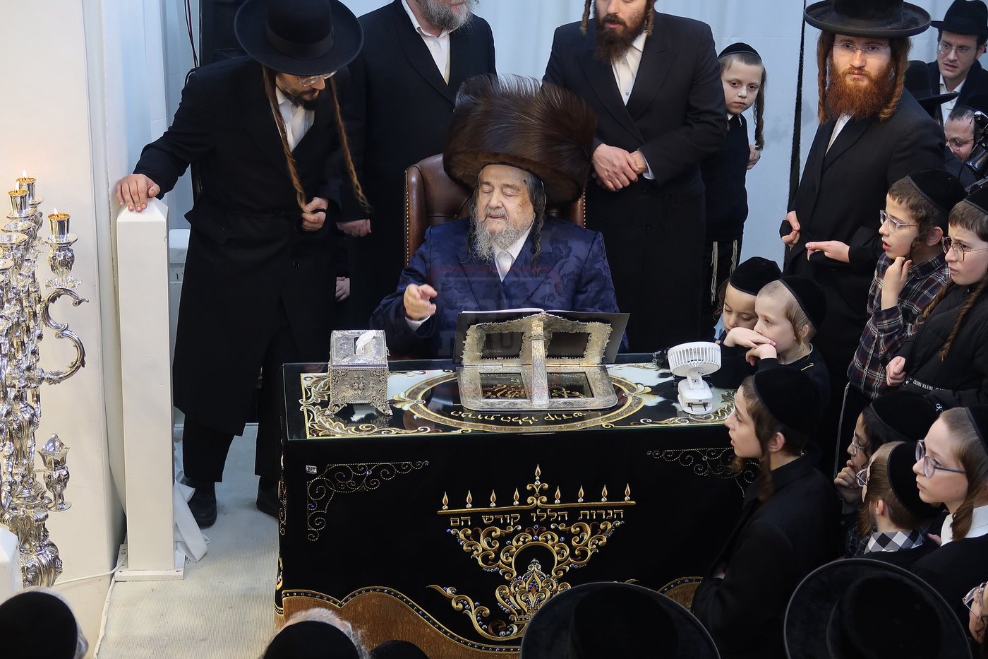 הגה"צ רבי יעקב מאיר שכטר בהדלקת נרות חנוכה