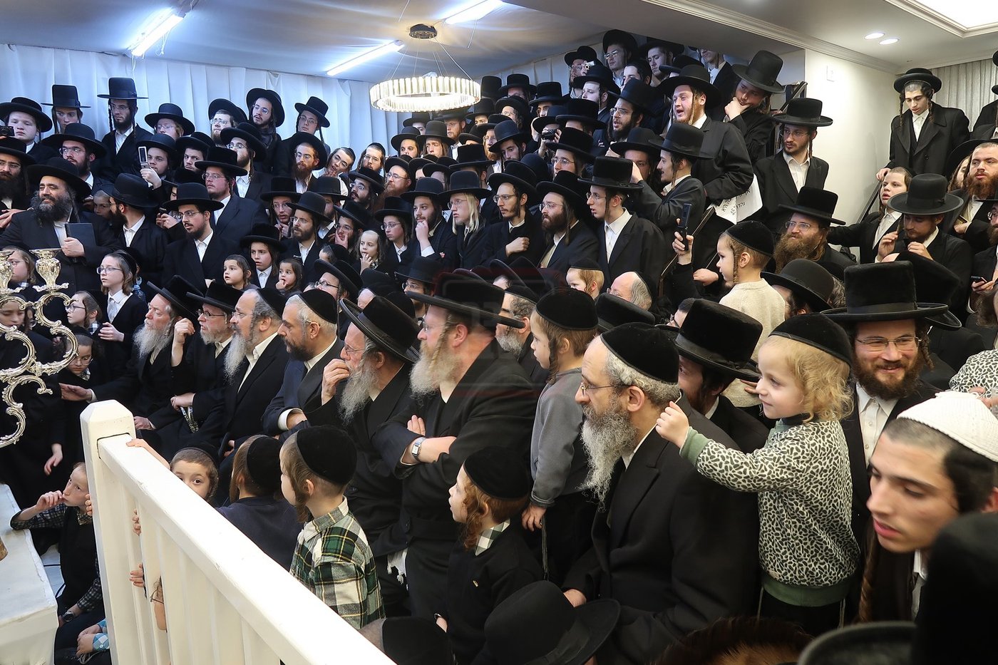 הגה"צ רבי יעקב מאיר שכטר בהדלקת נרות חנוכה