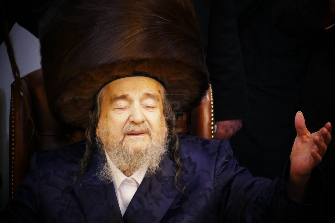 הגה"צ רבי יעקב מאיר שכטר בהדלקת נרות חנוכה