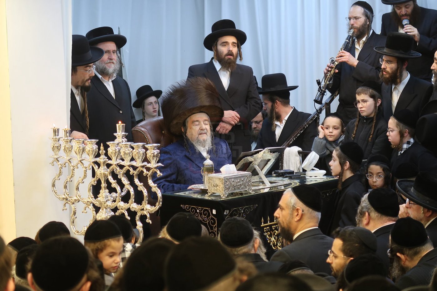 הגה"צ רבי יעקב מאיר שכטר בהדלקת נרות חנוכה