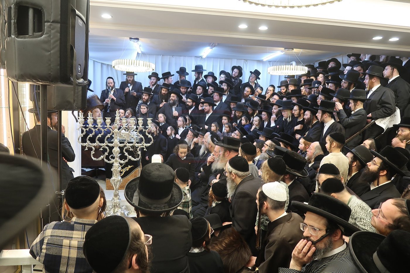 הגה"צ רבי יעקב מאיר שכטר בהדלקת נרות חנוכה