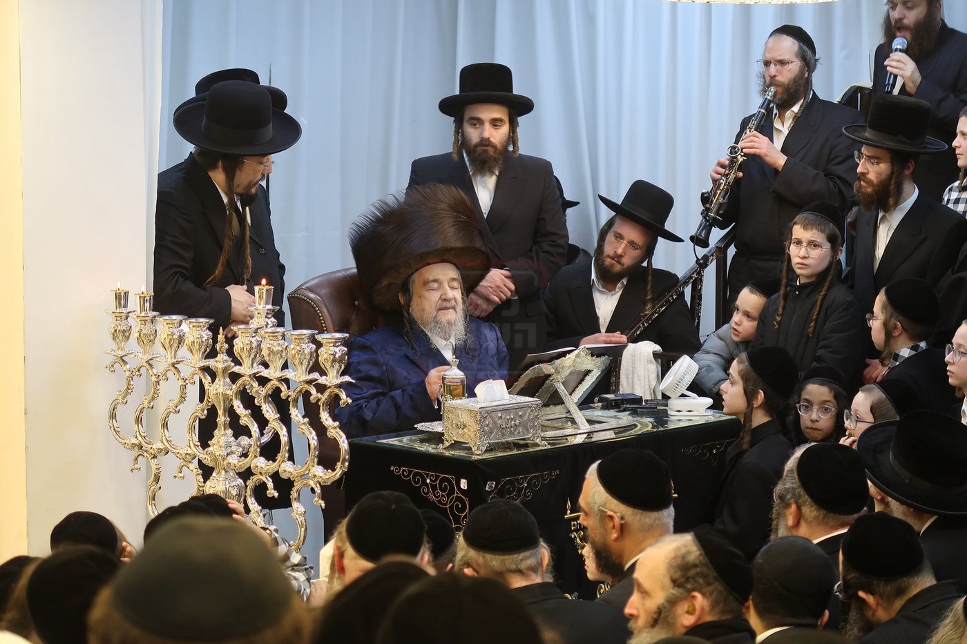 הגה"צ רבי יעקב מאיר שכטר בהדלקת נרות חנוכה