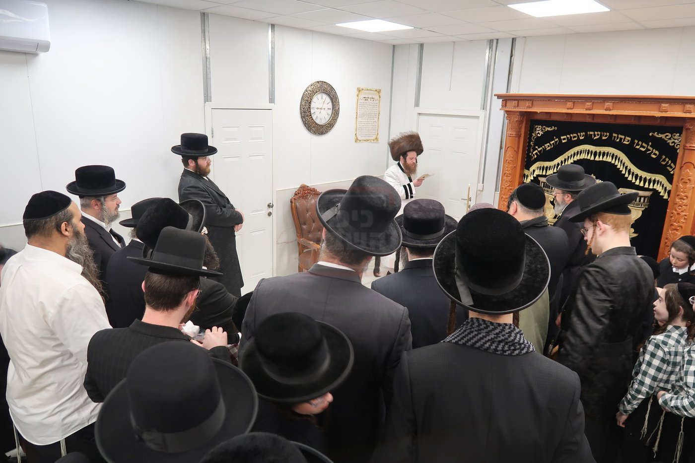 האדמו"ר ממיאלען בהדלקת נרות חנוכה