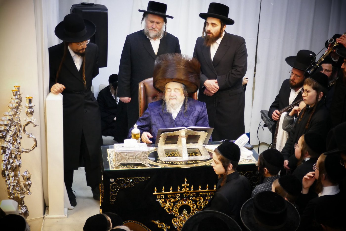 הגה"צ רבי יעקב מאיר שכטר בהדלקת נרות חנוכה