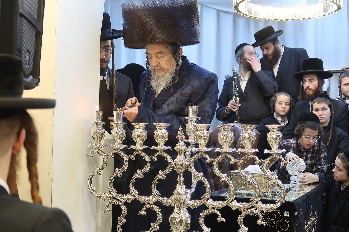 הגה"צ רבי יעקב מאיר שכטר בהדלקת נרות חנוכה