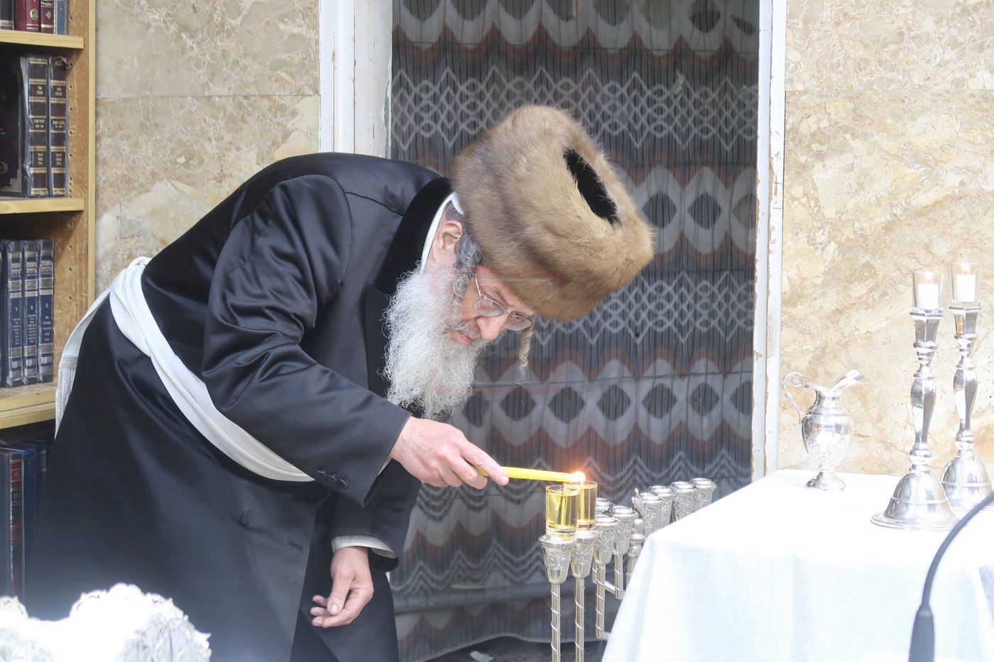 האדמו"ר מקומרנא בהדלקת נרות חנוכה