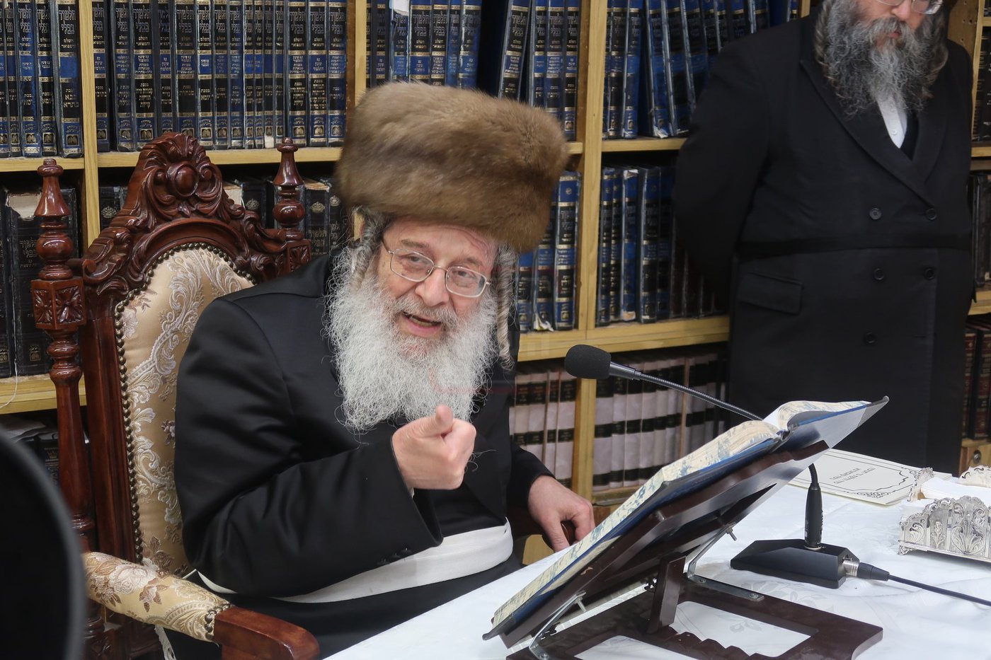 האדמו"ר מקומרנא בהדלקת נרות חנוכה