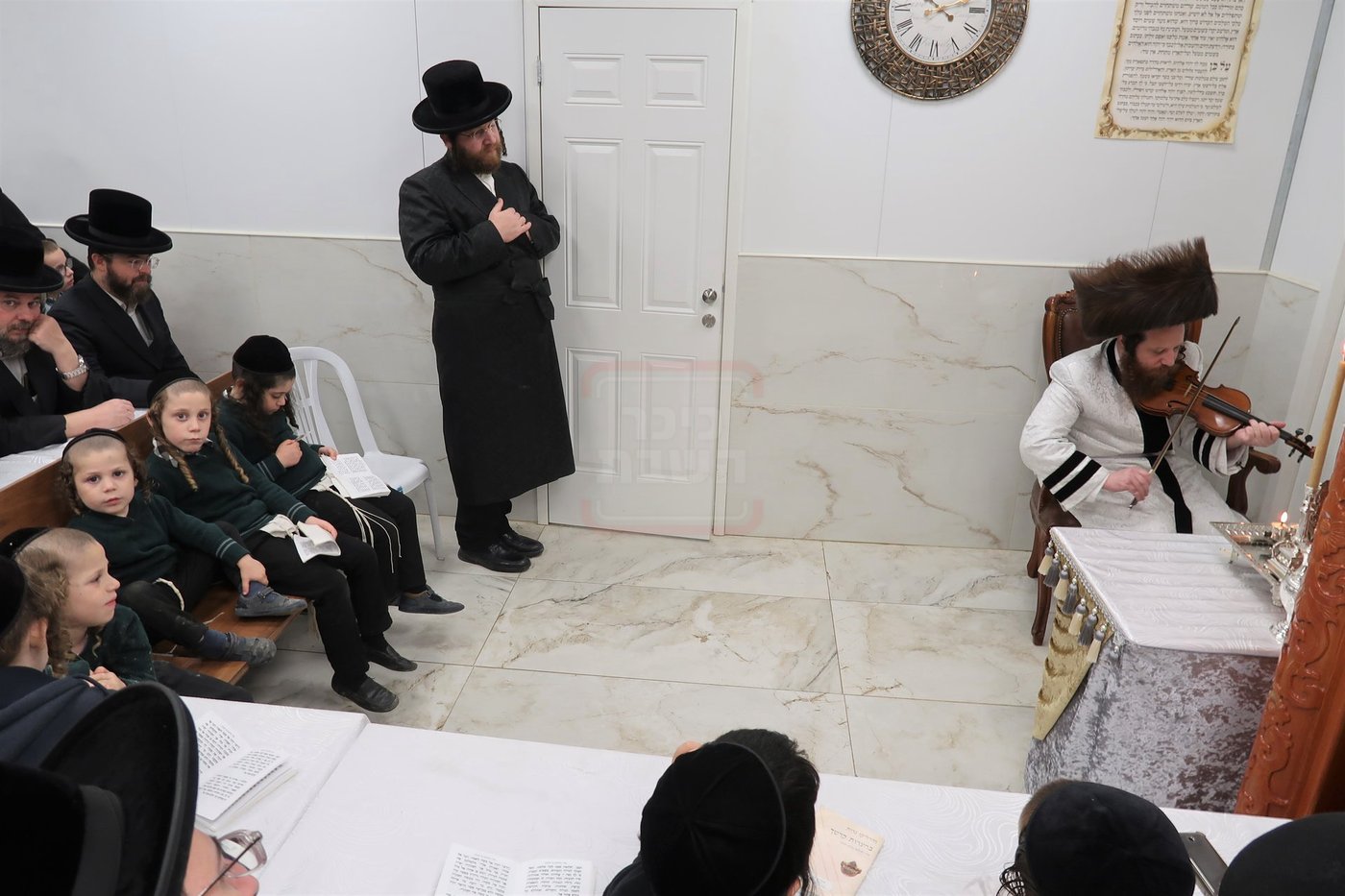 האדמו"ר ממיאלען בהדלקת נרות חנוכה