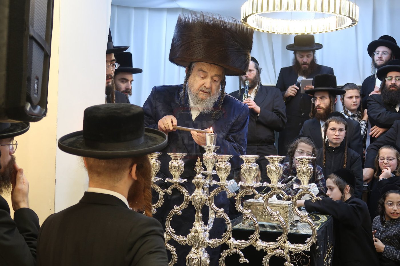 הגה"צ רבי יעקב מאיר שכטר בהדלקת נרות חנוכה